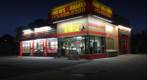 Muffler Man Lincoln Park : Lincoln Park, Michigan Auto repair - Muffler Man FacaDe At Night